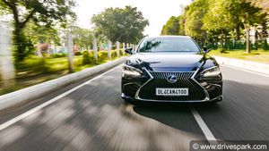 2018 लेक्सस ईएस 300 एच रिव्यू — सेग्मेंट की सबसे शानदार लग्जरी हाइब्रिड कार