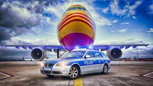 इस देश की पुलिस के पास है दुनिया की सबसे आश्चर्यजनक कारें