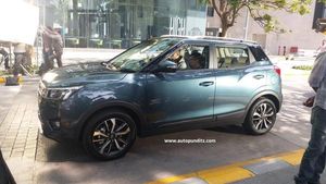 बिना किसी कवर के पहली बार नजर आई महिंद्रा XUV 300 — देखें तस्वीरें