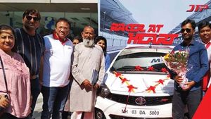 टाटा टियागो और टिगोर जेटीपी की डिलेवरी हुई शुरू - मुंबई में जीशान खान को सौंपी गई पहली कार