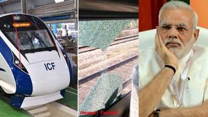जिस 'ट्रेन 18' को प्रधानमंत्री नरेंद्र मोदी दिखाने वाले हैं हरी झंडी, उस पर फेंके गए पत्थर 
