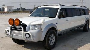 फोर्ड एंडेवर को मॉडिफाई कर बनाया लिमोजिन - देखिये कैसे