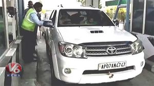 मंत्री की बीवी ने टोल प्लाजा पर किया हंगामा, टोल टैक्स भरने से किया इंकार