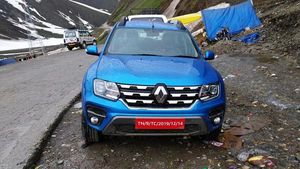 रेनॉल्ट डस्टर के फेसलिफ्ट वर्जन की नई तस्वीर आयी सामने, पहाड़ो पर हो रही टेस्टिंग