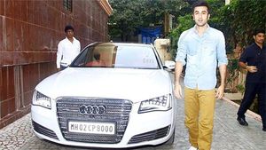 बॉलीवुड की सुपरहिट जोड़ी आलिया भट्ट और रणबीर कपूर के पास हैं कौन सी कारें, देखें फोटो