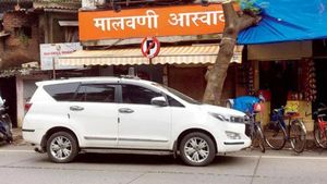 मुंबई मेयर की टोयोटा इनोवा नो पार्किंग में पाई गई, ट्रैफिक पुलिस ने काटा चलान 