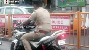 बिना हेलमेट मोटरसाइकल चला रहे पुलिसवाले का वीडियो वायरल, पुलिस कमिश्नर ने किया निलंबित