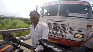 बस वाला चला रहा था गलत साइड पर गाड़ी, केटीएम ड्यूक वाले ने रुकवाकर लगाई लताड़