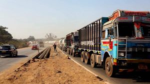 भारी वाहनों को दाएं लेन में चलाने पर सरकार लगायगी 5000 रुपये का जुर्माना