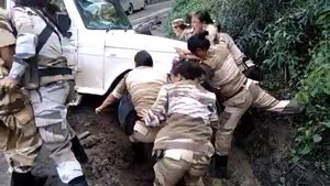 महिला सैनिको ने खड्डे में फंसी महिंद्रा बोलेरो को निकाला बाहर, आनंद महिंद्रा ने ट्वीट कर की तारीफ