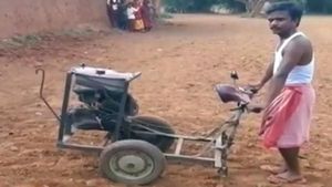 झारखंड के इस व्यक्ति ने स्कूटर से बनाया छोटा ट्रैक्टर, जानिये कैसे किया यह कमाल