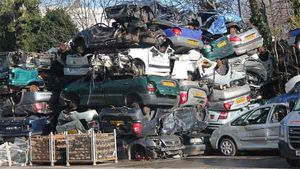 15 साल से अधिक पुराने वाहनों के लिए कबाड़ नीति लायगी सरकार, मारुति और टोयोटा लगायगी प्लांट