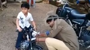 पिता ने बेटे के लिए बनाया इलेक्ट्रिक मिनी बुलेट, जानिये कैसे करता है काम