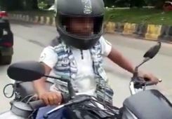 बाइक चलाते हुए 8 साल के बच्चे का वीडियो हुआ वायरल, पिता पर हुआ भारी-भरकम चालान