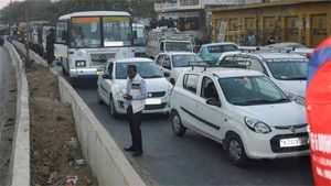 अलीगढ़ में कैब ड्राइवर को हेलमेट नहीं पहनने के लिए किया गया चालान