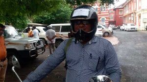 ट्रैफिक फाइन से बचने हेलमेट पर ही लगाये सभी डाक्यूमेंट, जानिये इस व्यक्ति की करतूत