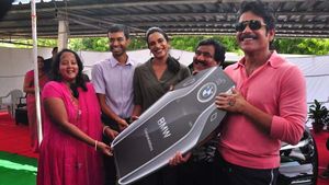 फिल्म स्टार नागार्जुन ने बैंडमिटन चैंपियन पीवी सिंधु को बीएमडब्ल्यू एक्स 5 से किया सम्मानित