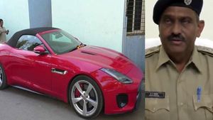 2.5 करोड़ की जगुआर को पुलिस ने किया जब्त, बिना नंबर प्लेट के चल रही थी कार