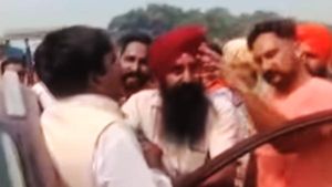 ट्रैफिक हटाने बीजेपी नेता ने लहरायी बंदूक, लोगों ने पीटकर किया यह हाल