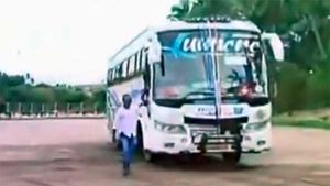 बस ड्राइवर कर रहा था खतरनाक स्टंट, पुलिस ने हिरासत में लेकर रद्द किया लाइसेंस
