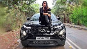टाटा हैरियर डार्क एडिशन के साथ दिखीं दंगल गर्ल फातिमा सना शेख, देखें वीडियो