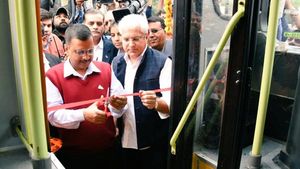 दिल्ली की सड़कों पर आई 100 नई बसें, क्लस्टर बसों की संख्या हुई 2000 के पार