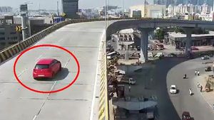 हैदराबाद में फ्लाईओवर से नीचे गिरी तेज रफ्तार कार, एयरबैग ने बचाई जान