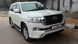 यह टोयोटा लैंड क्रूजर एसयूवी झेल सकता है आईईडी ब्लास्ट, देखें इस बुलेटप्रूफ कार का वीडियो