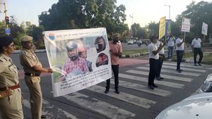 गुजरात सरकार ने दी दोपहिया चालकों को छूट, अब शहरी इलाकों में हेलमेट लगाना नहीं होगा अनिवार्य