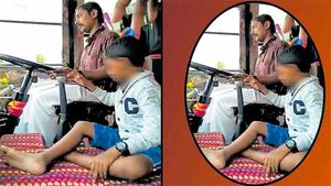 बच्चे से लगवाया चलती बस में गियर, आरटीओ ने जब्त किया लाइसेंस