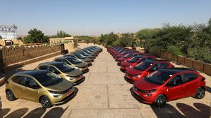 टाटा अल्ट्रोज को किया गया पेश, जाने फीचर्स, इंजन, बुकिंग के बारें में