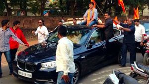 ठाकरे परिवार के पास हैं ये लग्जरी गाड़ियां, देखें तस्वीरें