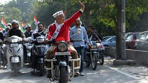 मनीष सिसोदिया का कटा चालान, बिना हेलमेट पहने चला रहे थे बाइक