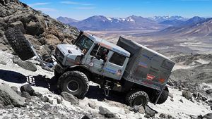 मर्सिडीज-बेंज युनिमॉग ने की 6,694 फीट की ऊंचाई तक चढ़ाई, बनाया विश्व रिकॉर्ड