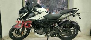 बीएस6 बजाज पल्सर एनएस200 शोरूम पर दिखी, जल्द हो सकती है लॉन्च