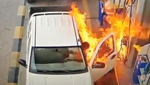 पेट्रोल भरवाते हुए कभी न खोले कार का दरवाजा, वरना हो सकता है ऐसा