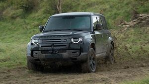 लैंड रोवर की यह कार उड़ते नजर आएगी “जेम्स बॉन्डः नो टाइम टू डाय” मूवी में, देखें वीडियो