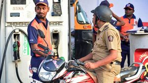 पुलिस ने पेट्रोल पंप डीलरों को दी बोतल में पेट्रोल बेचने को लेकर दी चेतावनी