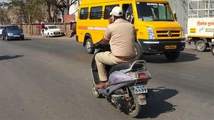 ट्विटर पर की शिकायत तो पुलिस वाले का कटा चालान, देखें तस्वीरें