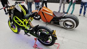 ऑटो एक्सपो 2020 में छात्रों ने पेश किया ड्राइवरलेस कार और इलेक्ट्रिक बाइक, देखें तस्वीरें