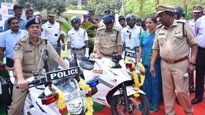 अब विजयवाड़ा पुलिस करेगी सुजुकी बाइक से शहर की निगरानी, कंपनी ने भेंट की पांच जिक्सर एसएफ 250 बाइक