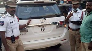 पुलिस ने पकड़ी फैन्सी नंबर प्लेट लगी फॉर्च्यूनर, प्लेट बदलवाने के बाद छोड़ा