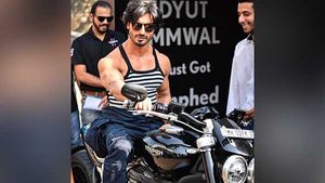 विद्युत जामवाल ने अपने कलेक्शन में जोड़ी यह शानदार क्रूज बाइक, जाने क्या है कीमत