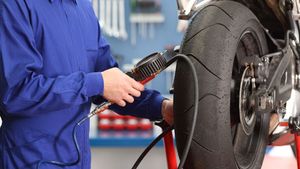 Tips: Bike में चौड़े टायर लगवा रहे हैं तो यह होंगे फायदे और नुकसान, यहां जानें