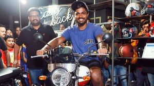 क्रिकेटर संजू सैमसन ने की रॉयल एनफील्ड इंटरसेप्टर की सवारी, देखें