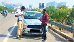 बिना वर्दी पहने पुलिस अधिकारी जब्त नहीं कर सकते ड्राइविंग लाइसेंस