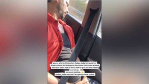 उबर कैब का चालक ड्राइविंग के दौरान सोने लगा तो महिला यात्री ने चलाई कार, वीडियो वायरल