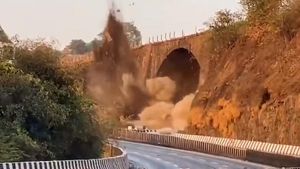 मुंबई-पुणे हाई-वे पर 190 साल पुराने अम्रुतांजन ब्रिज को विस्फोटकों से गिराया, देखें वीडियो
