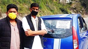 उत्तराखंड के इस व्यक्ति ने अपनी कार को ही बनाया एम्बुलेंस, लॉकडाउन के दौरान ऐसे कर रहे लोगों की मदद