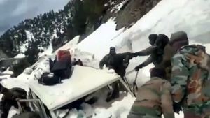 स्नो एवलांच में एसडीएम समेत तीन लोग बोलेरो में फंसे भारतीय सेना ने किया रेस्क्यू, देखें वीडियो